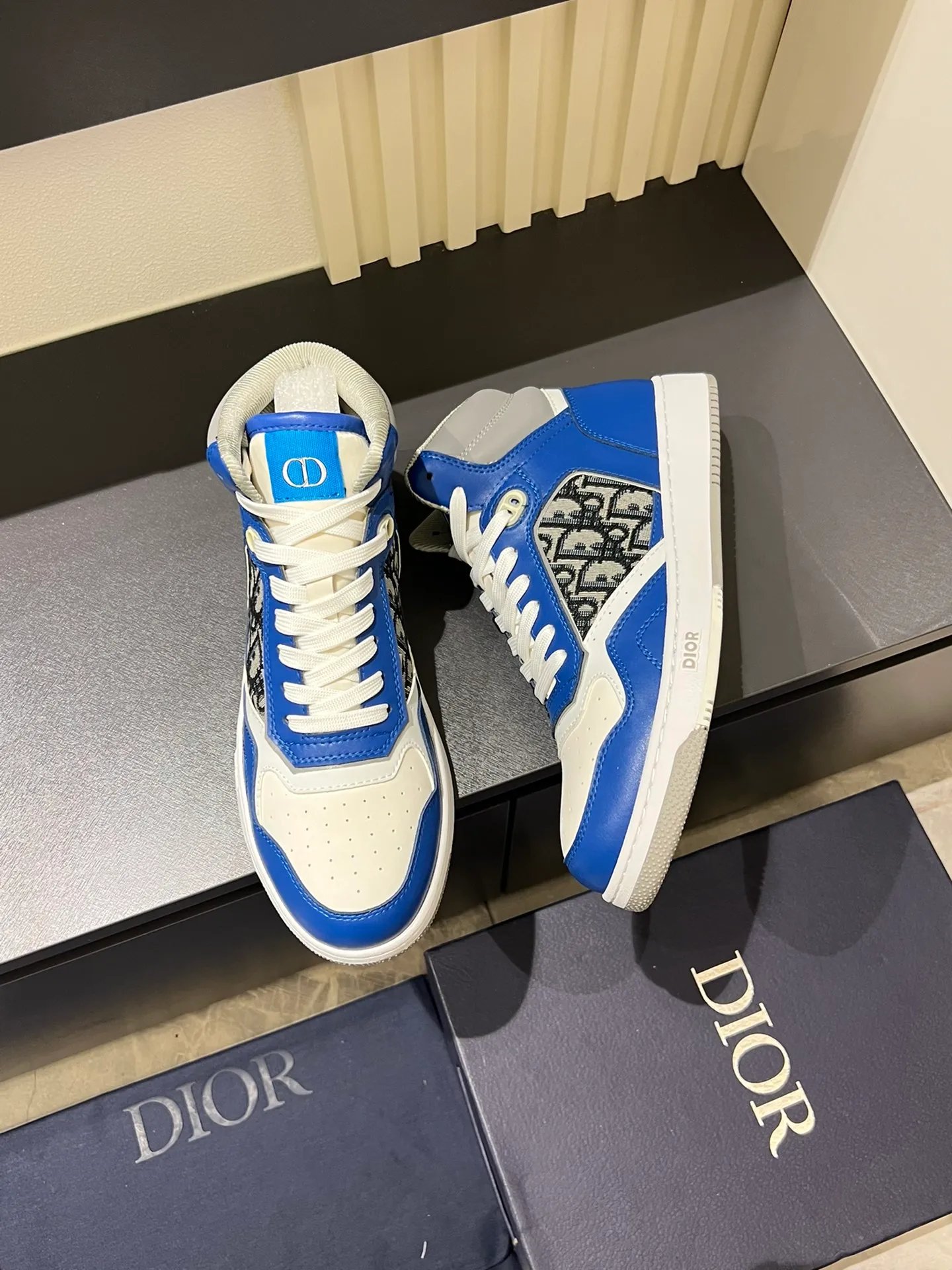 Men's shoes 💰p460 "Dio*" mid-top B27 casual sneakers. This B27 high-top sneaker is a new product in the series and continues Di*r's classic style. Crafted from gray and white smooth calf leather with beige and black Oblique print panels on the sides. The "CD Icon" shaped shoelace eyelets are clever and delicate, and the two-color rubber sole, rear collar and heel are all equipped with the brand's iconic details to enhance the style. Oblique printed straps at the ankle allow for an adjustable fit to complement the overall design. Fashionable and versatile, it can complement any look. Create an exquisite design with unique dynamic vitality and modern atmosphere, presented in low-top and high-top styles. This new must-have shoe adds a new dimension to Dior's archive heritage, embodying modern elegance. Purchase the original version and make it 1:1. If you need top quality, please come to me! Male 38-44!